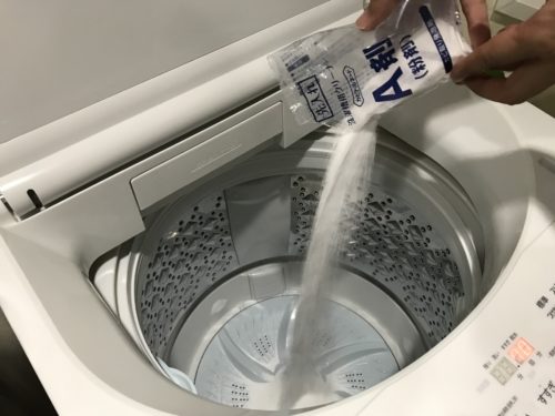 put-detergent-A-in-the-washing-machine