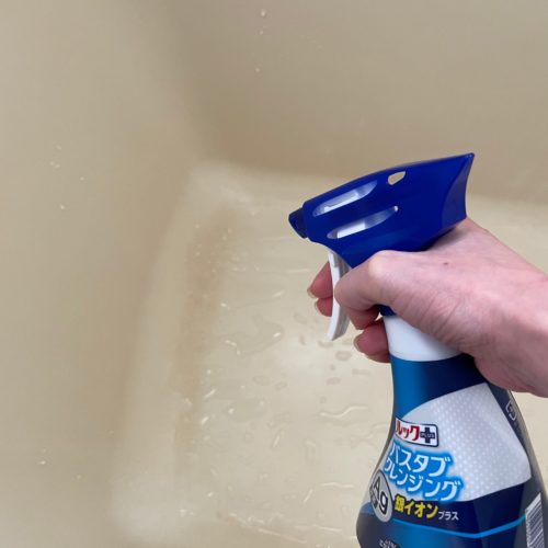 spray-the-detergent-into-the-bathtub