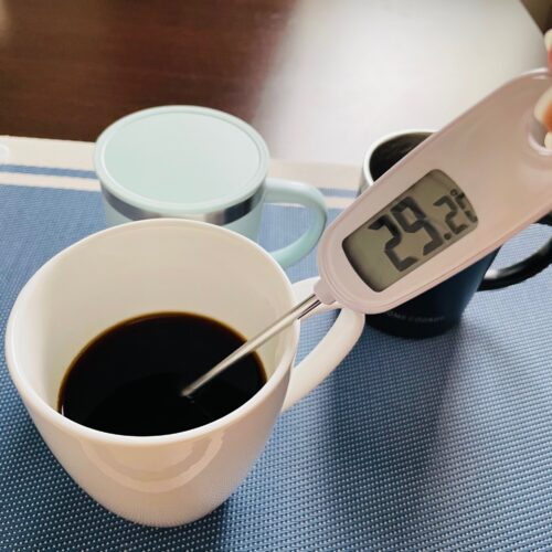 coffee-temperature-in-a-pottery-mug